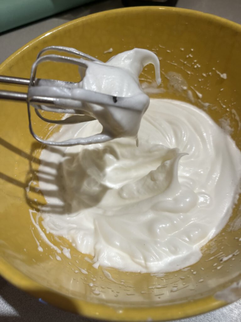 bec d'oiseau pour meringue française dans un saladier jaune