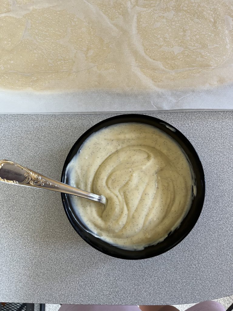crème pâtissière maison dans un bol noir
