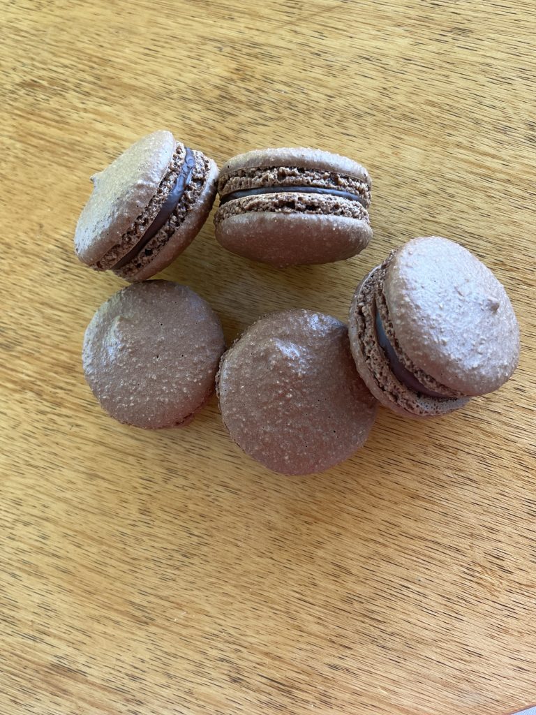 macaron chocolat maison troisième essai, posés sur une table en bois