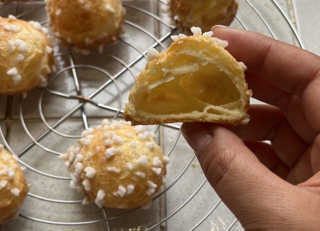 chouquette coupée en deux avec des chouquettes cuite