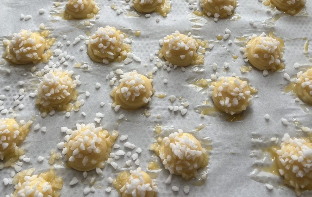chouquettes sorties du four et en dessous chouquettes pochées