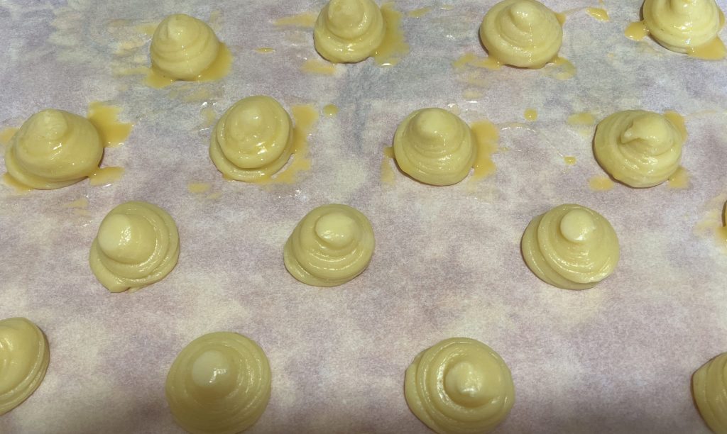 chouquettes pochées sur du papier cuisson