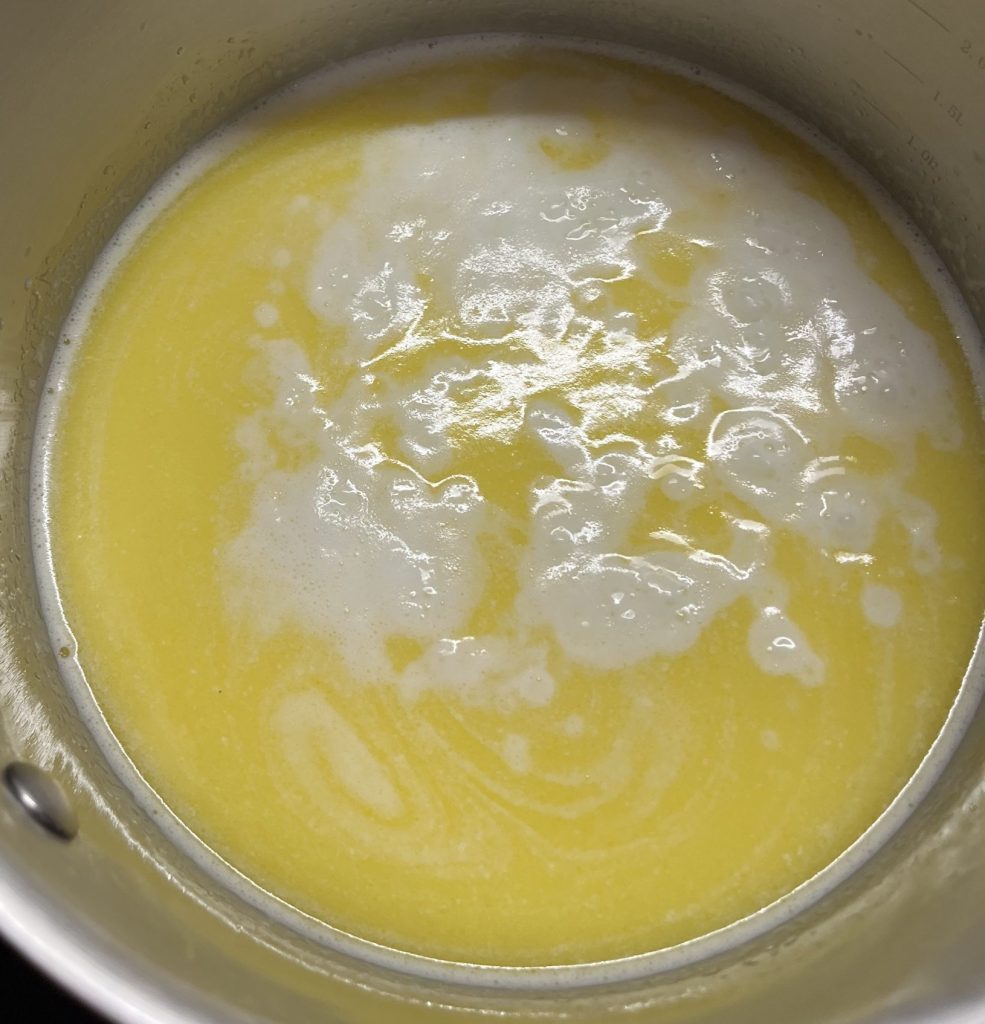 farine, sel, beurr dans la casserole pour préparer la panade