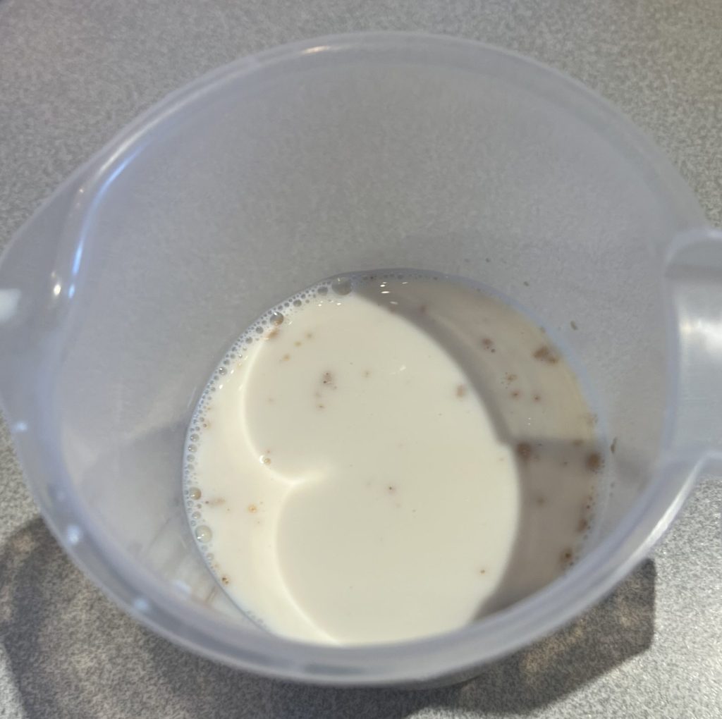 Levure fraîche délayée dans le lait et l’eau tièdes