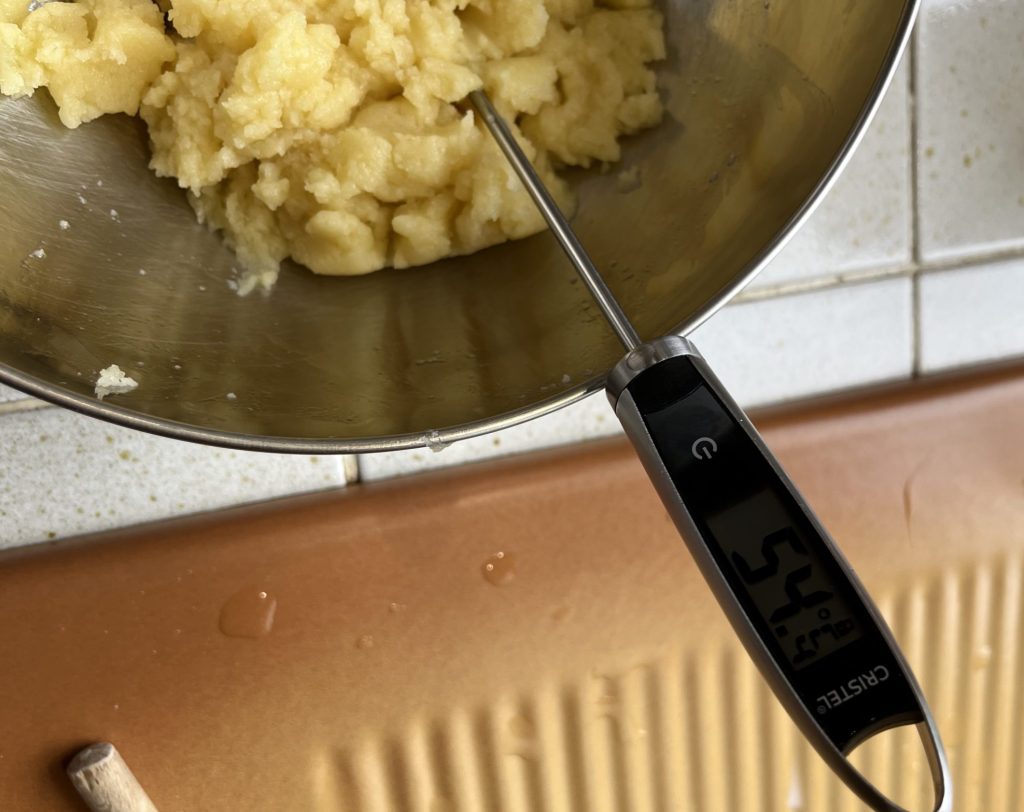 panade avec un thermomètre qui montre 54 dergés