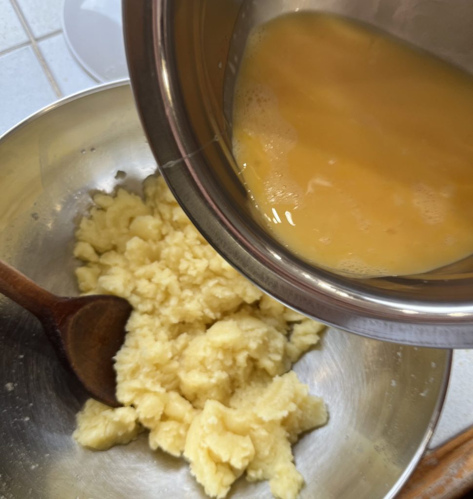 ajout des oeufs dans la panade