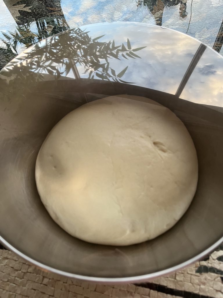 Pâte à pain de mie après la première pousse dans la cuve du robot