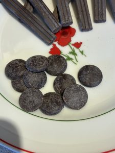 chocolat noir qui a blanchi dans une assiette
