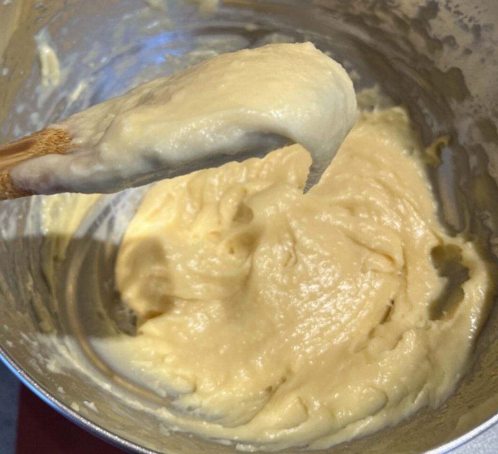 bec d'oiseau de la pate à chouquette une fois les oeufs ajoutés