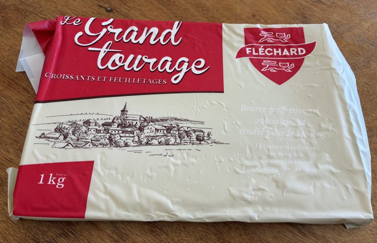 beurre de tourage en plaque de 1 kilo - marque Fléchard - posé sur une table en bois