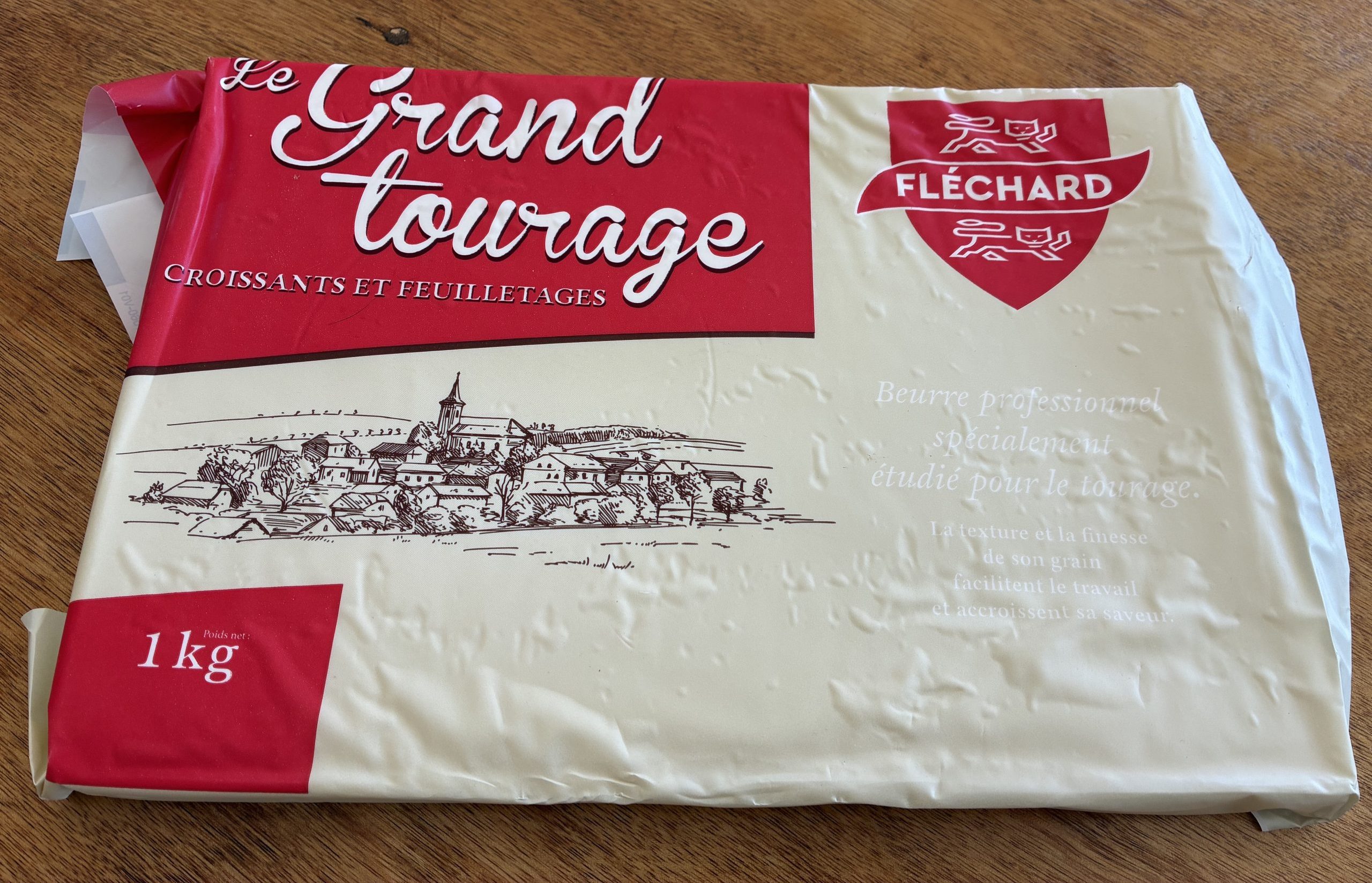 beurre de tourage en plaque de 1 kilo - marque Fléchard - posé sur une table en bois