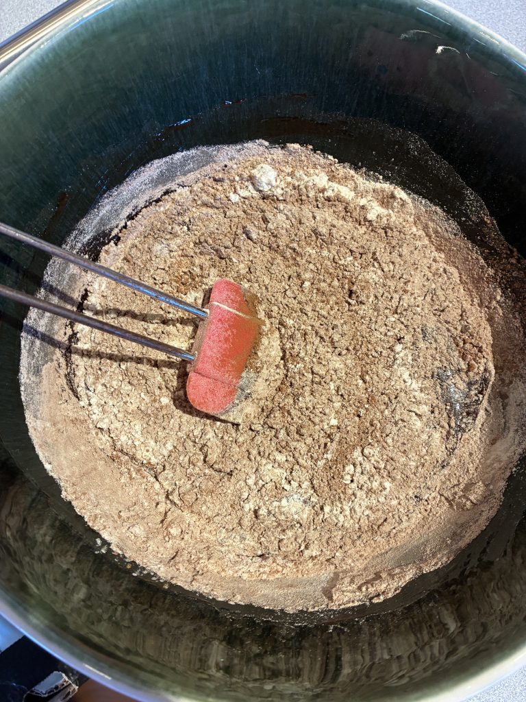poudres tamisées ajoutées au mélange chocolat et beurre fondu