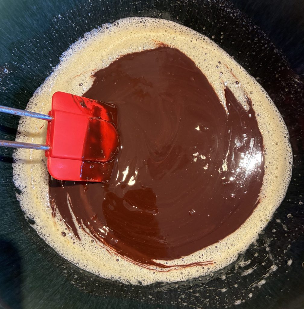 chocolat au bain marie versé dans le mélange sucre et peufs