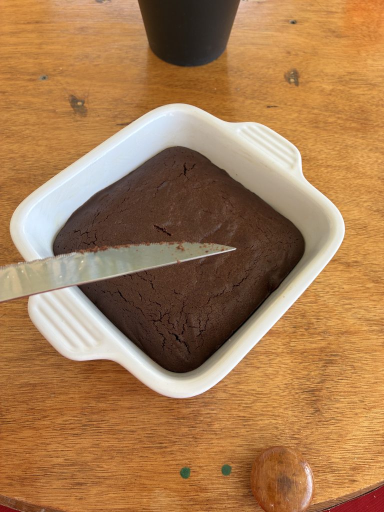 brownie sortant du four avec un couteau pour tester la cuisson