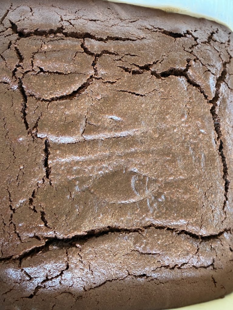 zoom sur un brownie sorti du four