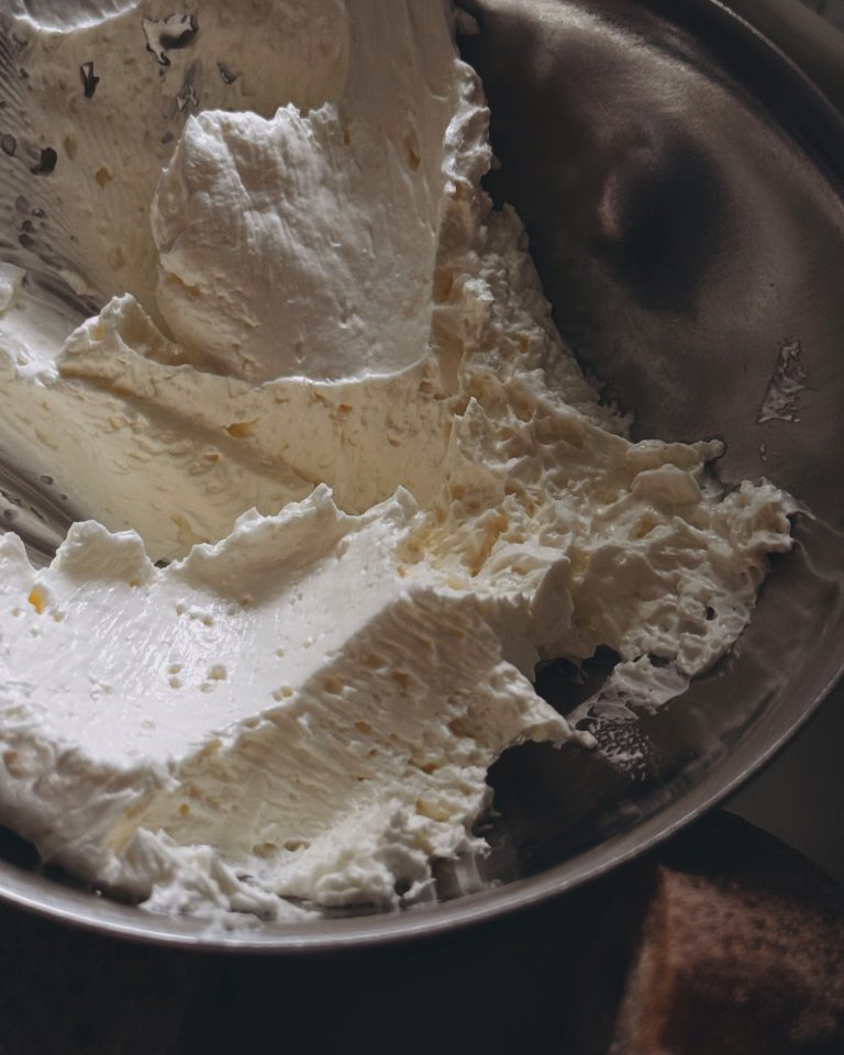 creme fouettee dans un saladier en inox