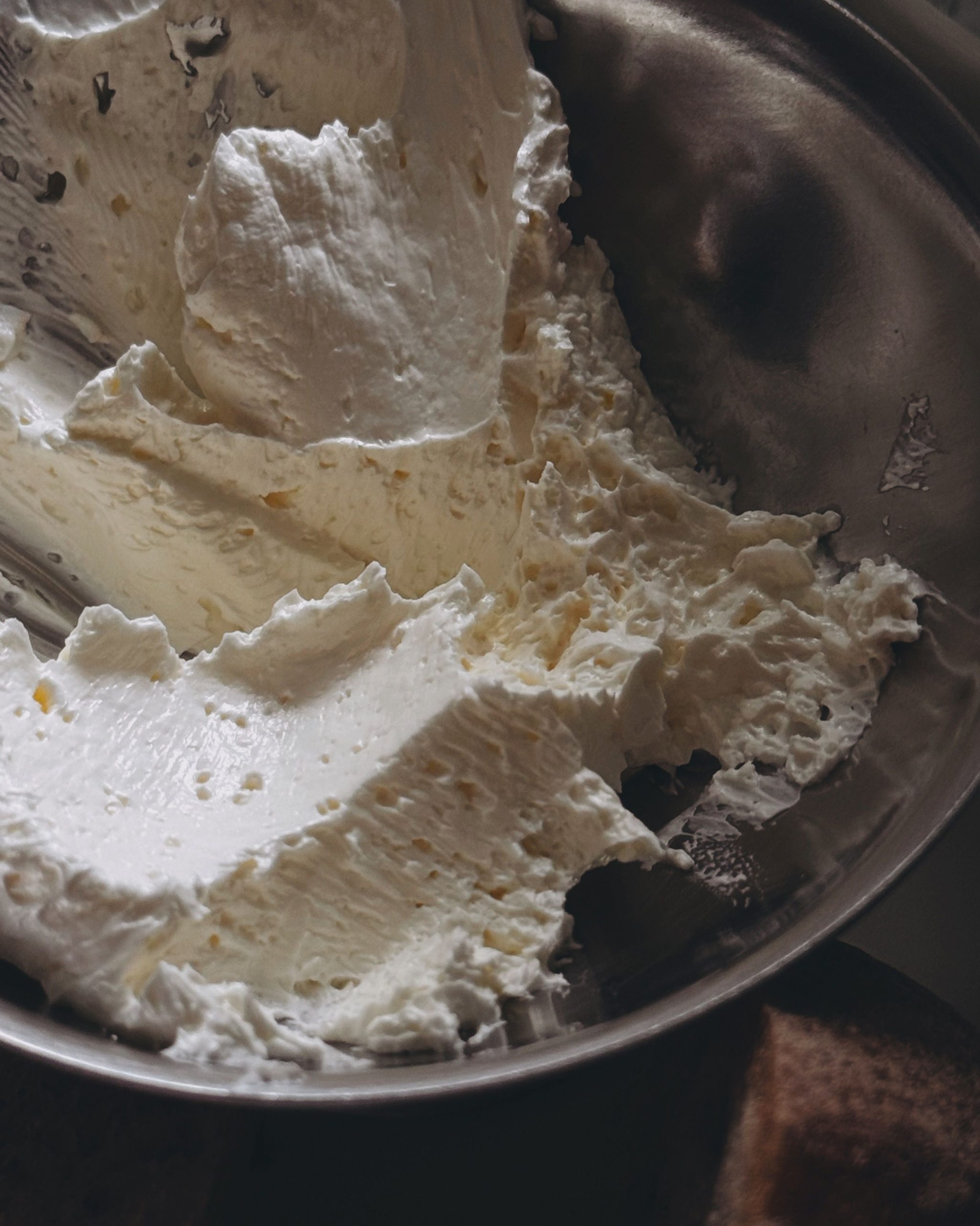 creme fouettee dans un saladier en inox