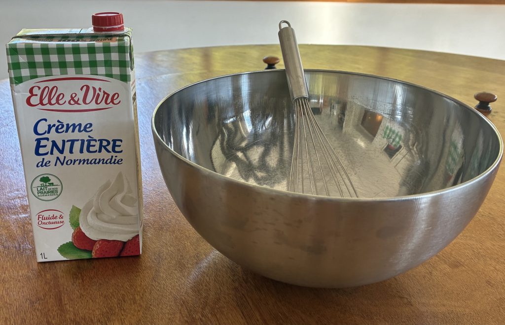 creme fraiche, bol et fouet sortant du frigo