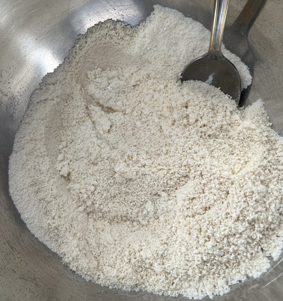 mélange tant pour tant : poudre d'amandes, sucre glace 