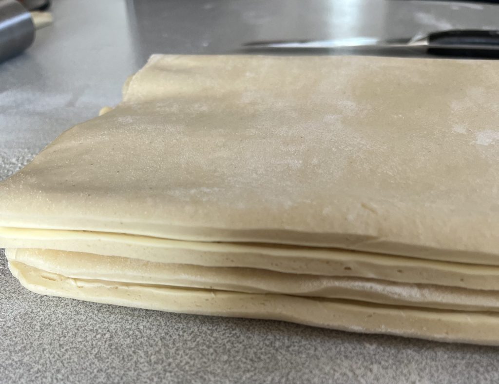 pate feuilletée découpée sans couches apparentes