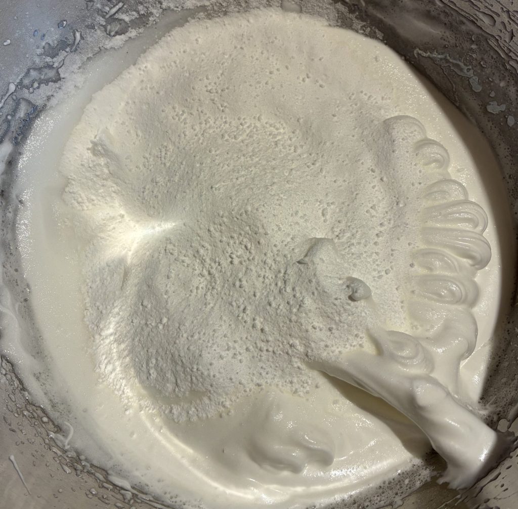 appareil à meringues avec ajout du sucre glace tamisé