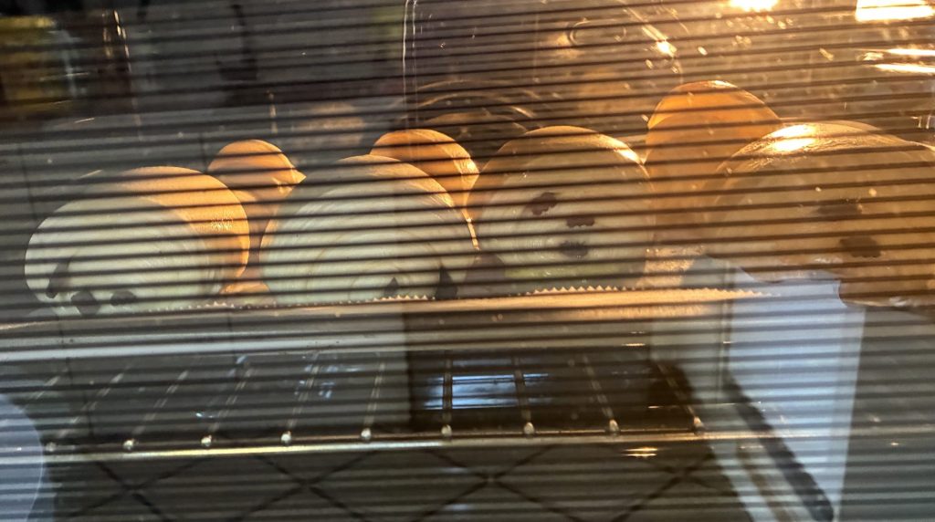pains au chocolat et croissants au four